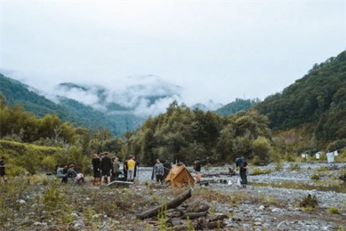 庭院女人剧情介绍（庭院中的女人讲的是什么）